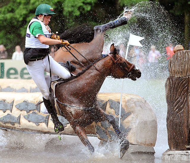12 Moments When You Realize Things Aren’t Going To End Well 12 falling from horse pics