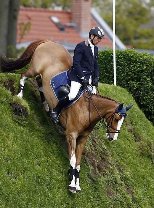 15 Situations You Realize Things Aren’t Going To End Well 4 steep horse rider