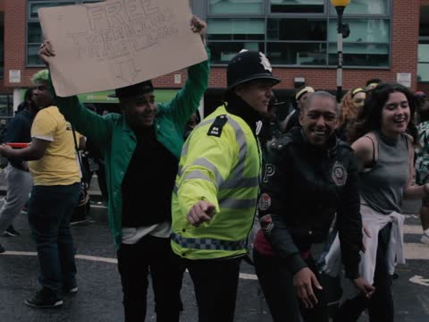 Policeman Shows Off "Twerking" Skills At UK Carnival 9