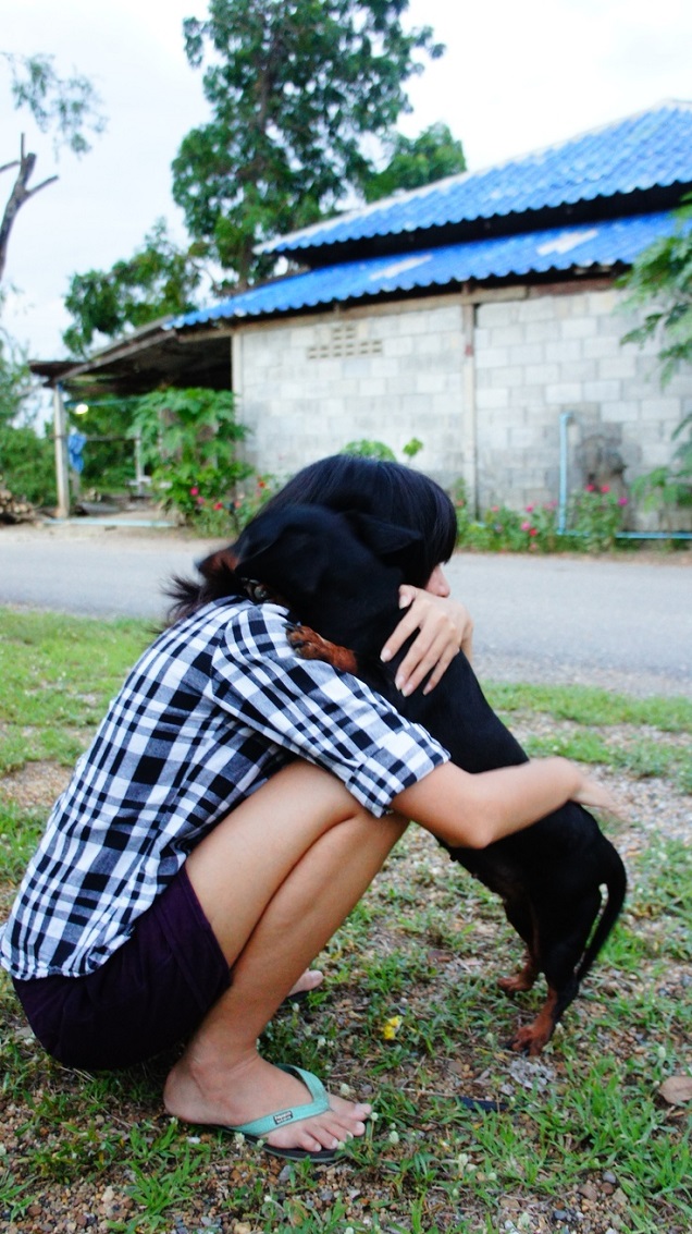 17 Most Difficult Emotions Dachshunds Go Through That Their Owners Must Never Forget 8 woman hug doxie pics