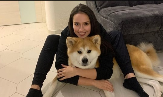 10 Celebrities Who Are Major Akita Inu Lovers