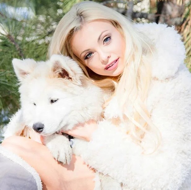 12 Celebrities Who Are Major Samoyed Lovers 11